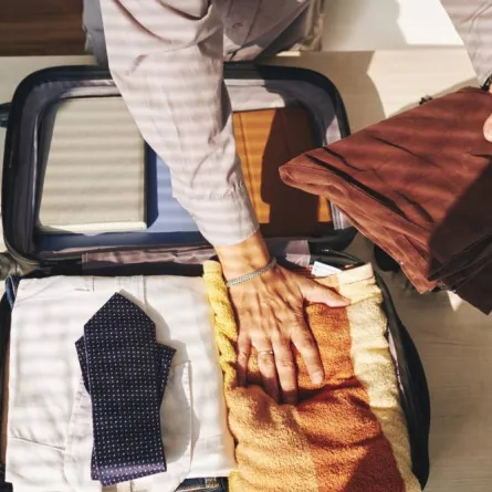 طي ولف الملابس بطريقة مناسبة داخل حقيبة السفر