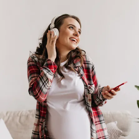 فوائد مدهشة للاستماع إلى الموسيقى في أثناء الحمل