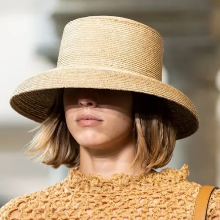 قبعة باللون البيج من ألبيرتا فيريتي  Alberta Ferretti