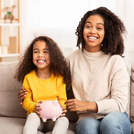 صورة لأم وطفلة تمسك هدية