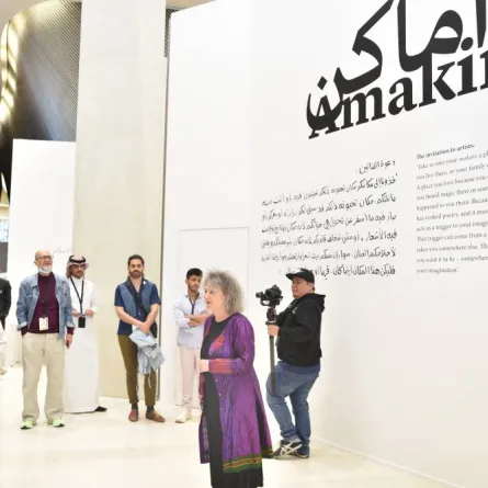 المشاركون والزائرون لحظة افتتاح المعرض