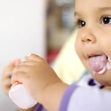 صورة لطفل يتناول اللبن الزبادي