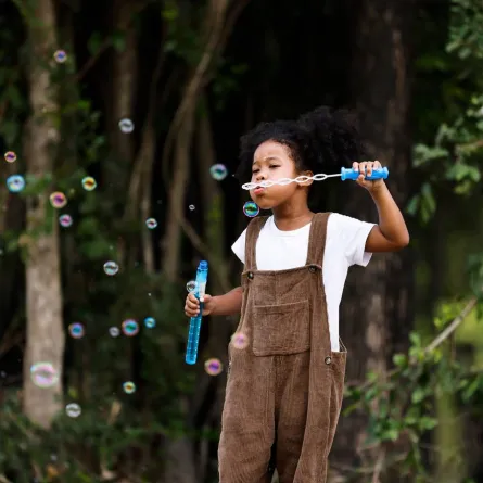 صورة لطفل يلعب بفقاعات الصابون