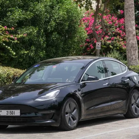 تشغيل تجريبي لتسلا 3. الصورة من مكتب دبي الإعلامي