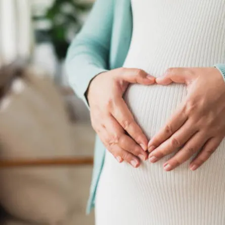 صورة لحامل بحجم بطن كبير معرض للتشققات