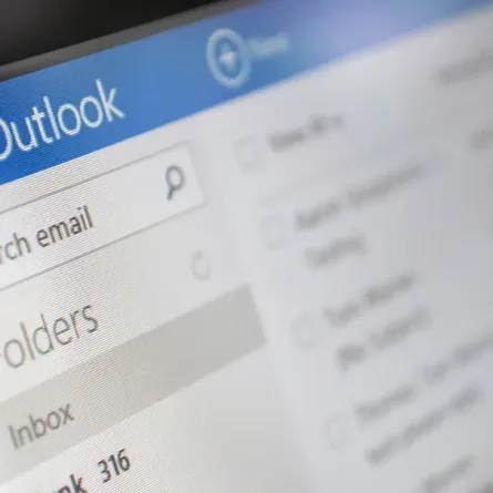 مايكروسوفت تطور نسخة "لايت" من خدمة الإيميل Outlook‎‎ - الصورة من the verge