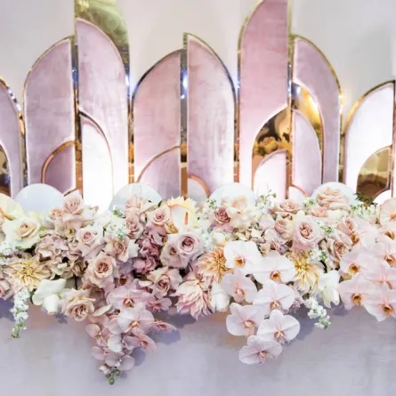 الأبيض والزهري تنسيق لوني مرغوب في ديكورات العرس 