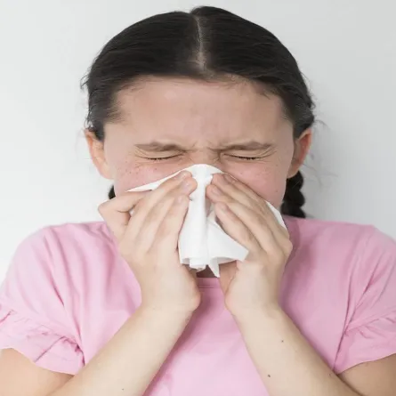 صورة لطفلة مصابة بنزلة برد