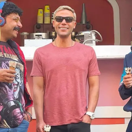 محمد إمام مع محمد ثروت ومحمد سلام في كواليس فيلم "عمهم" -  الصورة من صفحته الرسمية على انستغرام