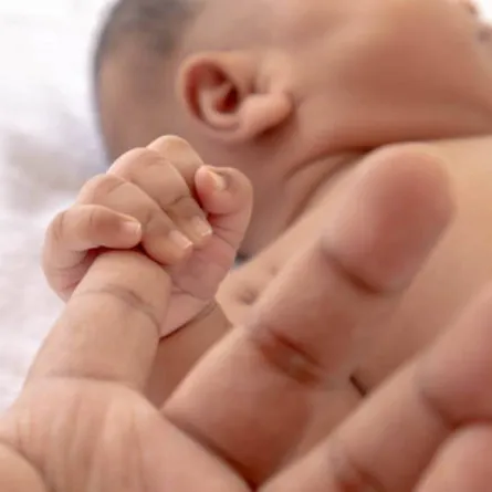 صورة لرضيع يستخدم حاستي اللمس والسمع