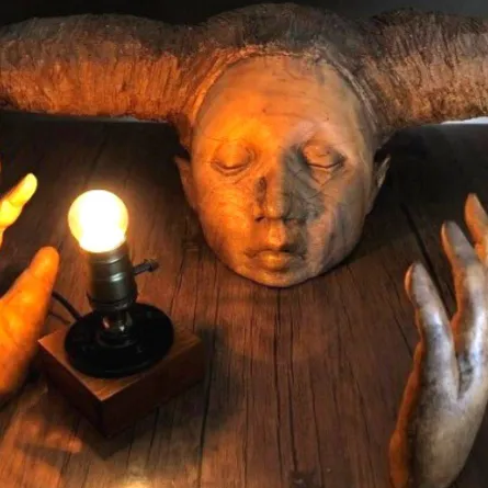 منحوتات خشبية نائمة