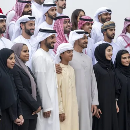 الشيخ محمد مع الشباب الموهوبين. الصورة من "وام"