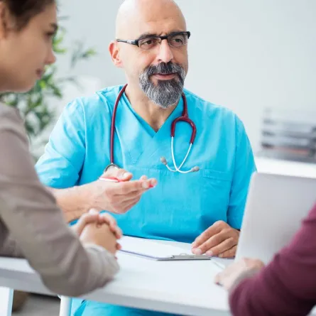 صورة لزوجين عند الطبيب