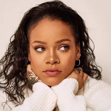 مكياج نيود - الصورة من حساب ريهانا على إنستغرام