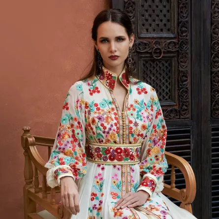  تفاصيل ملكية تميز هذا القفطان المغربي بتطريز الورود  لعروس أنمار