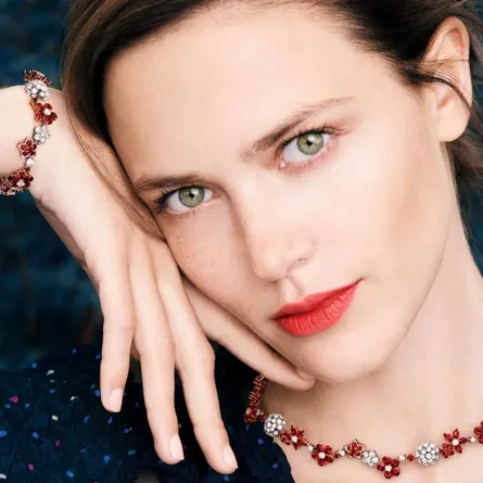 الياقوت الأحمر جوهرة يوليو THE NOBLE RUBY