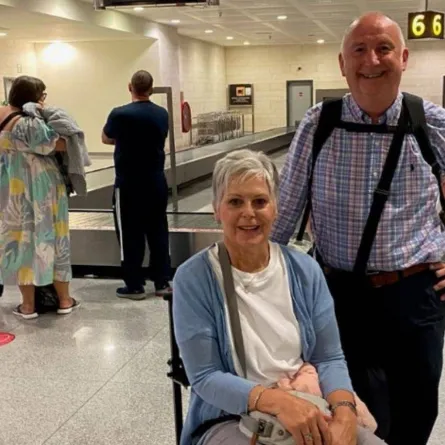 رجل وزوجته المعاقة