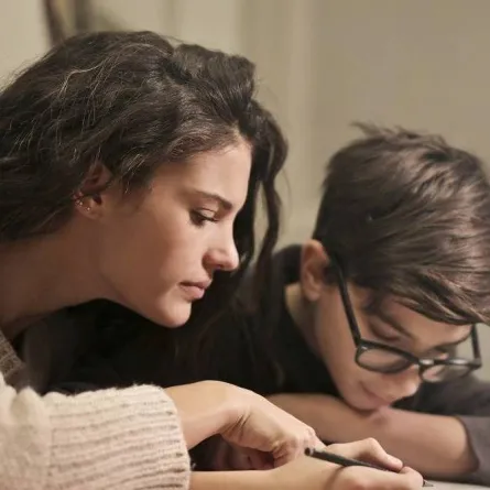 كيف أُعلم طفلي الإملاء؟