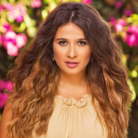 ياسمين عبد العزيز تُعايد جمهورها بصورة بالإسدال