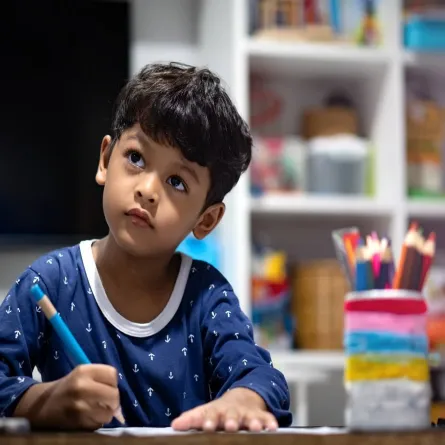 صورة لطفل يفكر