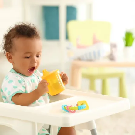 صورة لطفل يشرب العصير