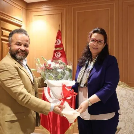 تكريم أنيس الأسود مخرج فيلم قدحة من وزيرة الثقافة الدكتورة حياة قطاط القرمازي -الصورة من موقع وزارة الثقافة على الفيسبوك