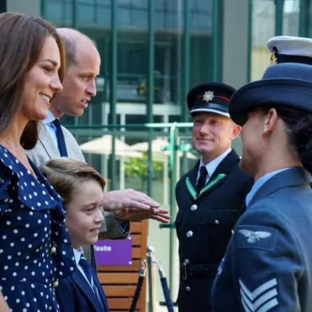 الأمير جورج بين والديه الأمير ويليام وكيت ميدلتون في نهائي رجال بطولة ويمبلدون- الصورة من حساب Duke and Duchess of Cambridge على إنستغرام