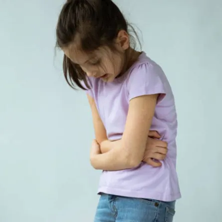 صورة لطفلة تعاني من التسمم الغذائي