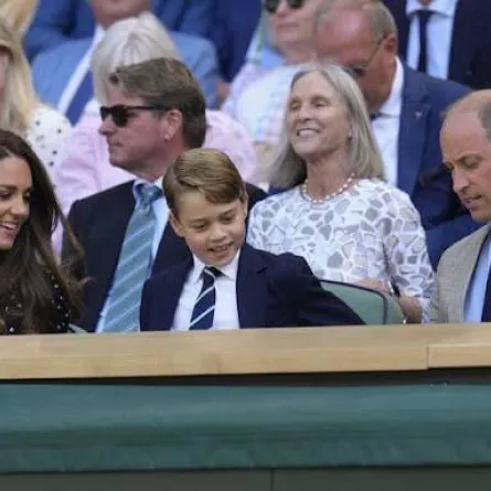 الأمير جورج مع والديه يشاهدون المباراة النهائية للرجال في بطولة ويمبلدون للتنس- الصورة من موقع New my Royals