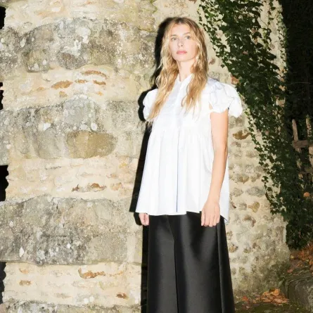 تنسيق القميص الأبيض في إطلالات الصيف