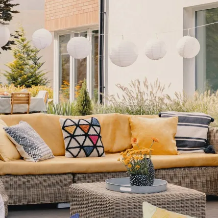 الوسائد الصيفية تلوّن الأرائك بألوان مبهجة وتضفي الجاذبية على الفراغ 