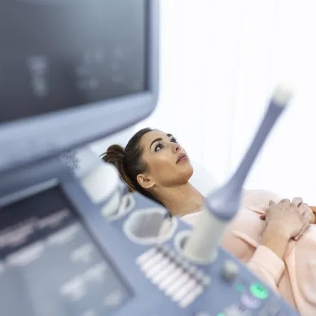 صورة لحامل تقوم بالفحص بواسطة السونار 