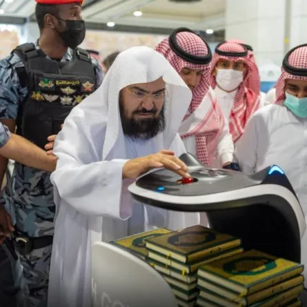 الرئيس العام يطلع على آلية عمل روبوت المصاحف