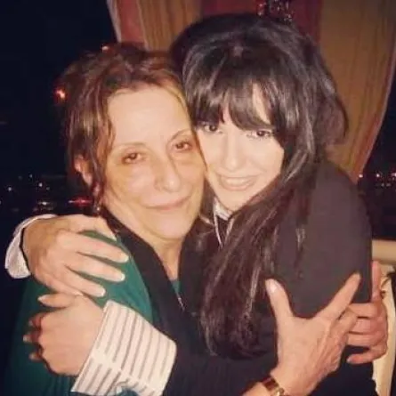 دنيا عبد العزيز مع والدتها الراحلة  - صورة من حسابها الرسمي على انستغرام