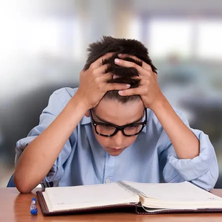 صورة لطفل يعاني من صعوبة القراءة