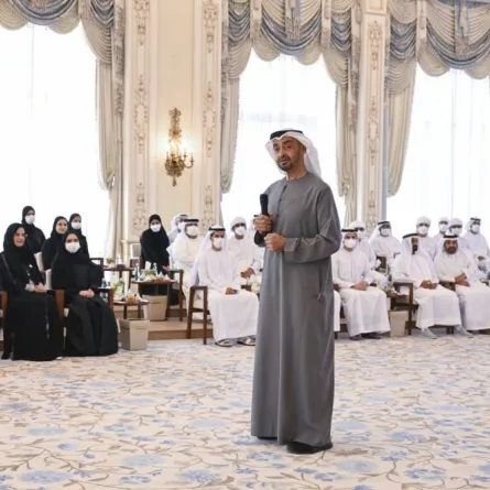 الشيخ محمد بن زايد يلقي كلمة بحضور الطبة وأولياء أمورهم والكوادر التعليمية. الصورة من "وام"