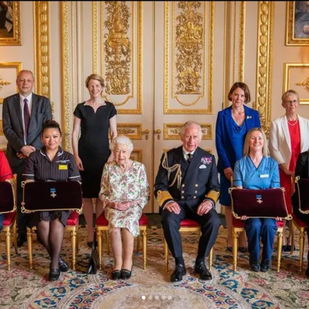 الملكة إليزابيث والأمير تشارلز 