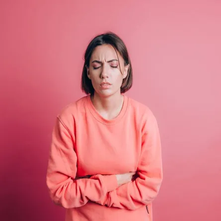 صورة لامرأة تعاني من تقلصات