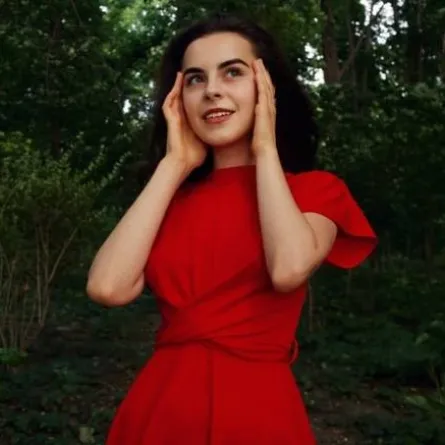 الفستان الأحمر