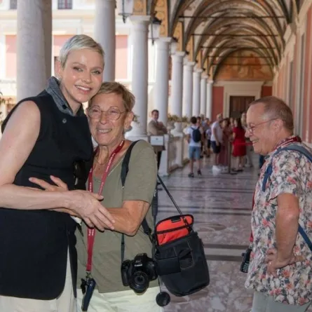 الأميرة شارلين تندمج مع السياح- الصورة من حساب البيت الملكي بموناكو على إنستغرام