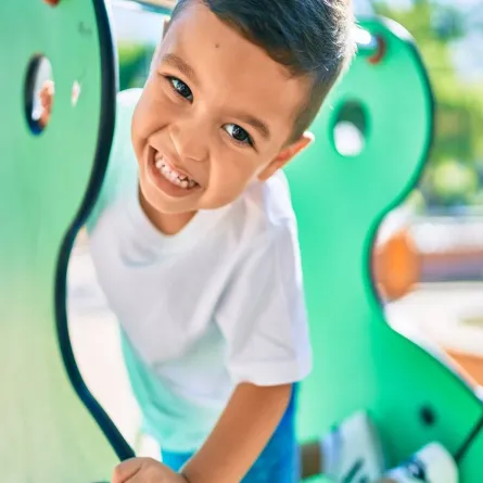 صورة لطفل صغير ذي أسنان بيضاء