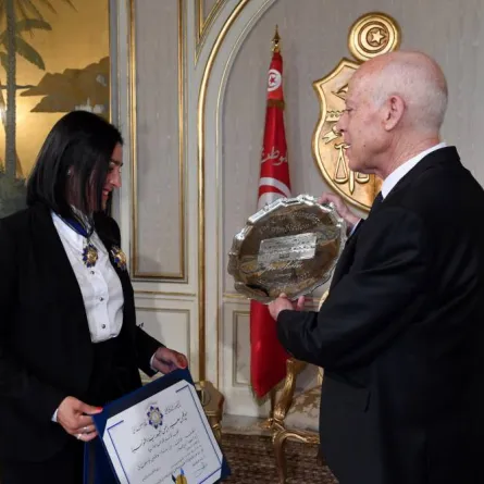 الرئيس التونسي والبطلة  التونسة اثناء موكب التوسيم الصورة من موقع رئاسة الجمهورية على الفيسبوك