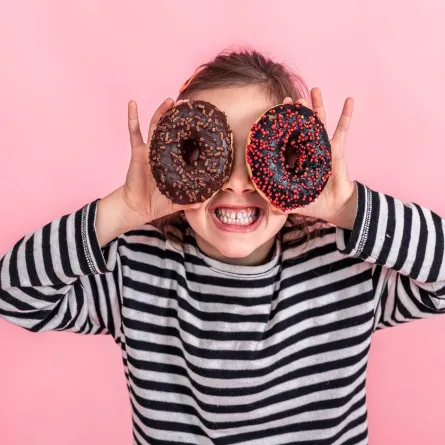 صورة لطفلة تحمل كعك الشوكولاته