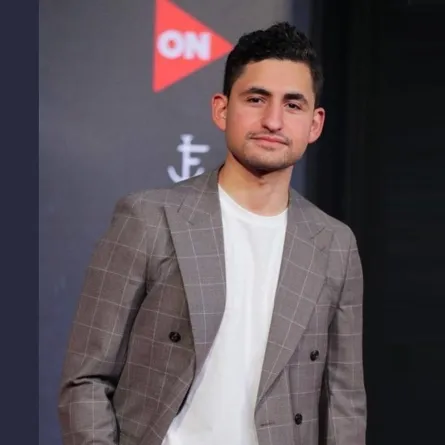 استوحِ إطلالتك العصرية والشبابية من أمير المصري