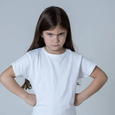 صورة لطفلة تبدو عليها علامات عدم الطاعة