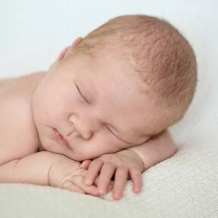 صورة لرضيع مجعد الشعر