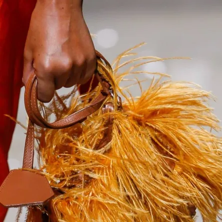 موديلات حقائب ملوّنة