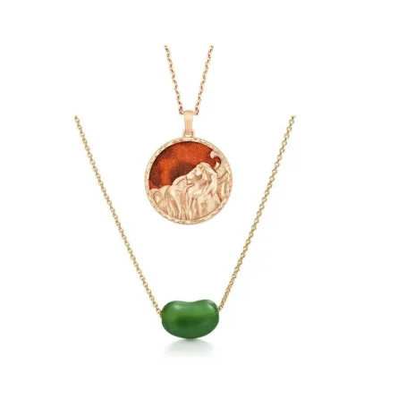 مجوهرات مرصعة بحجر اليشم