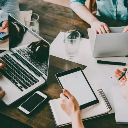 لتشكيل فريق العمل مراحل، لكلّ منها خصائص واستراتيجيّات