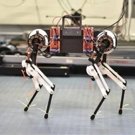 صورة روبوت يتعلم المشي